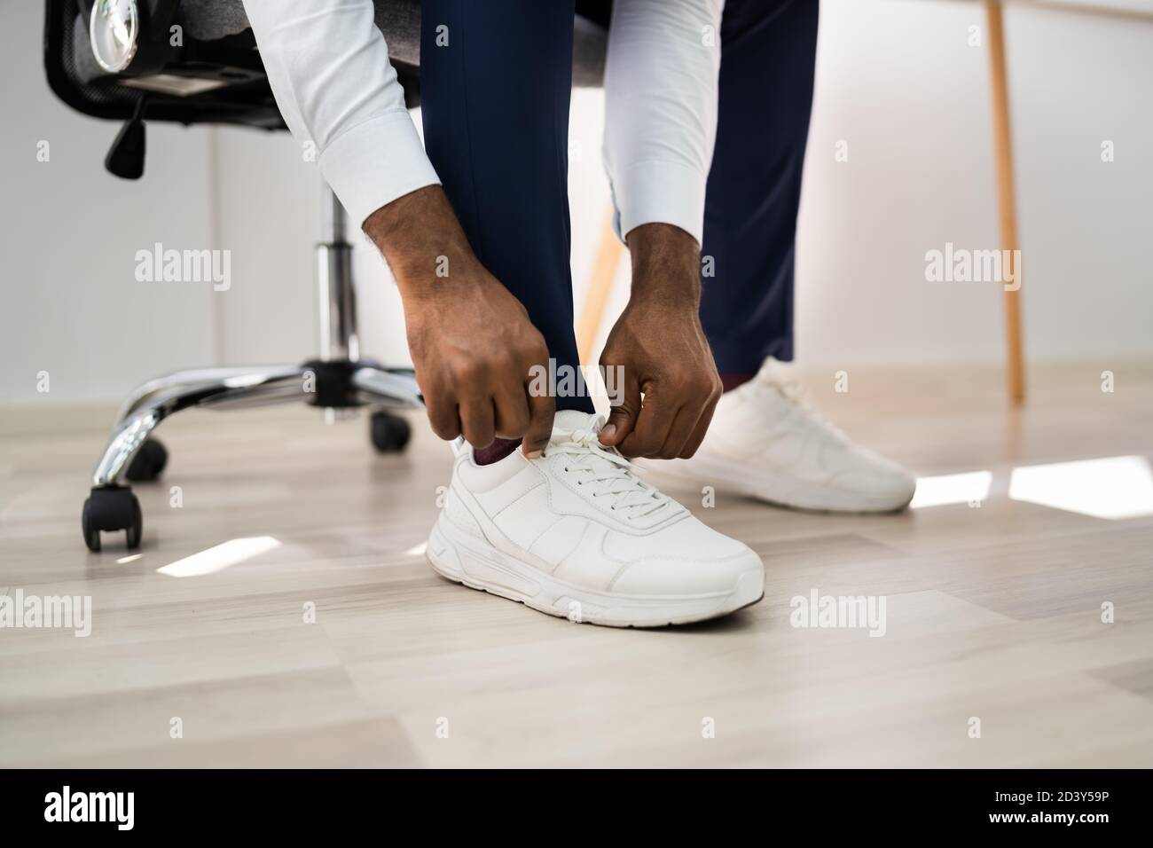 Afrikanischer Amerikanischer Mann, Der Zu Laufsportschuhen Wechselt Stockfoto