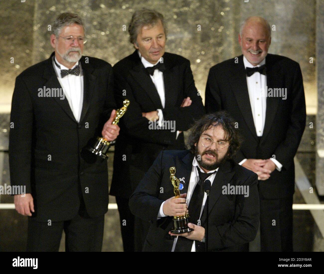 Produzent/Regisseur Peter Jackson von Neuseeland akzeptiert den Oscar für  den besten Spielfilm mit anderen Produzenten und Studio Führungskräfte  während der 76. Oscar-Verleihung im Kodak Theatre in Hollywood 29. Februar  2004. "Der Herr