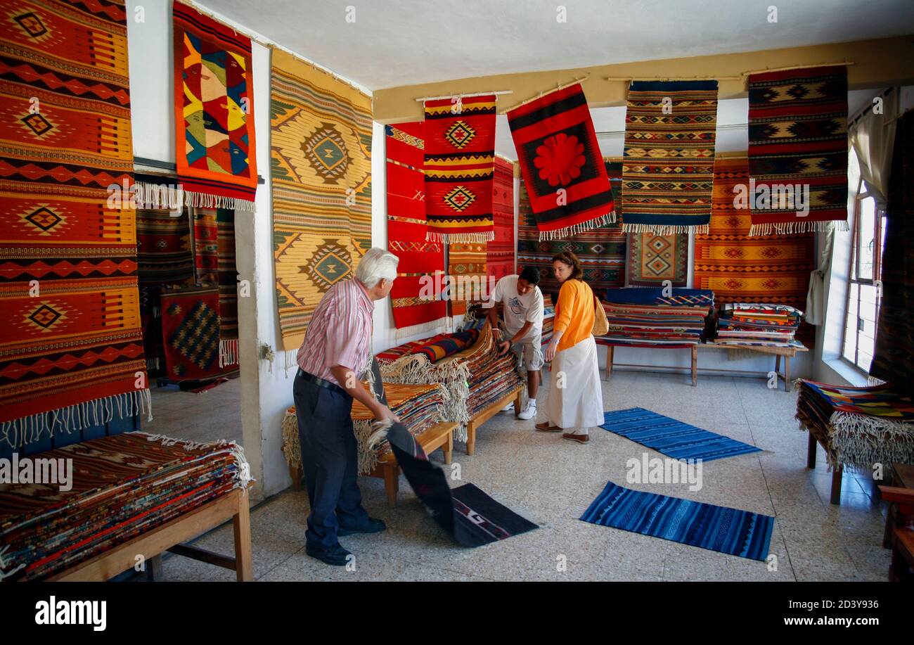 Frau kauft Teppiche in Oaxaca, Mexiko Stockfoto