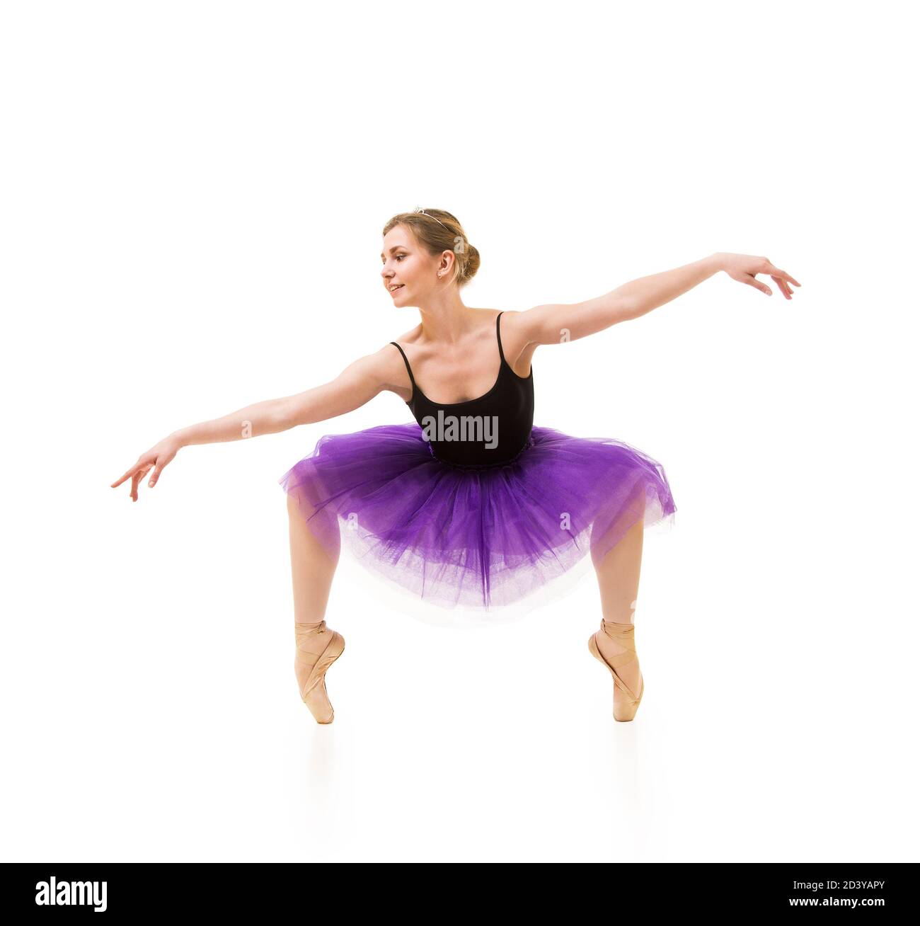 Frau in lila Tutu und schwarz Trikot Tanz Ballett. Studio auf weißem Hintergrund aufgenommen, isolierte Bilder. Stockfoto