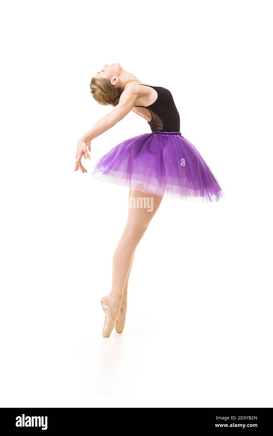Frau in lila Tutu und schwarz Trikot Tanz Ballett. Studio auf weißem Hintergrund aufgenommen, isolierte Bilder. Stockfoto
