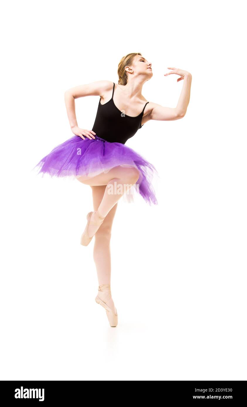 Frau in lila Tutu und schwarz Trikot Tanz Ballett. Studio auf weißem Hintergrund aufgenommen, isolierte Bilder. Stockfoto