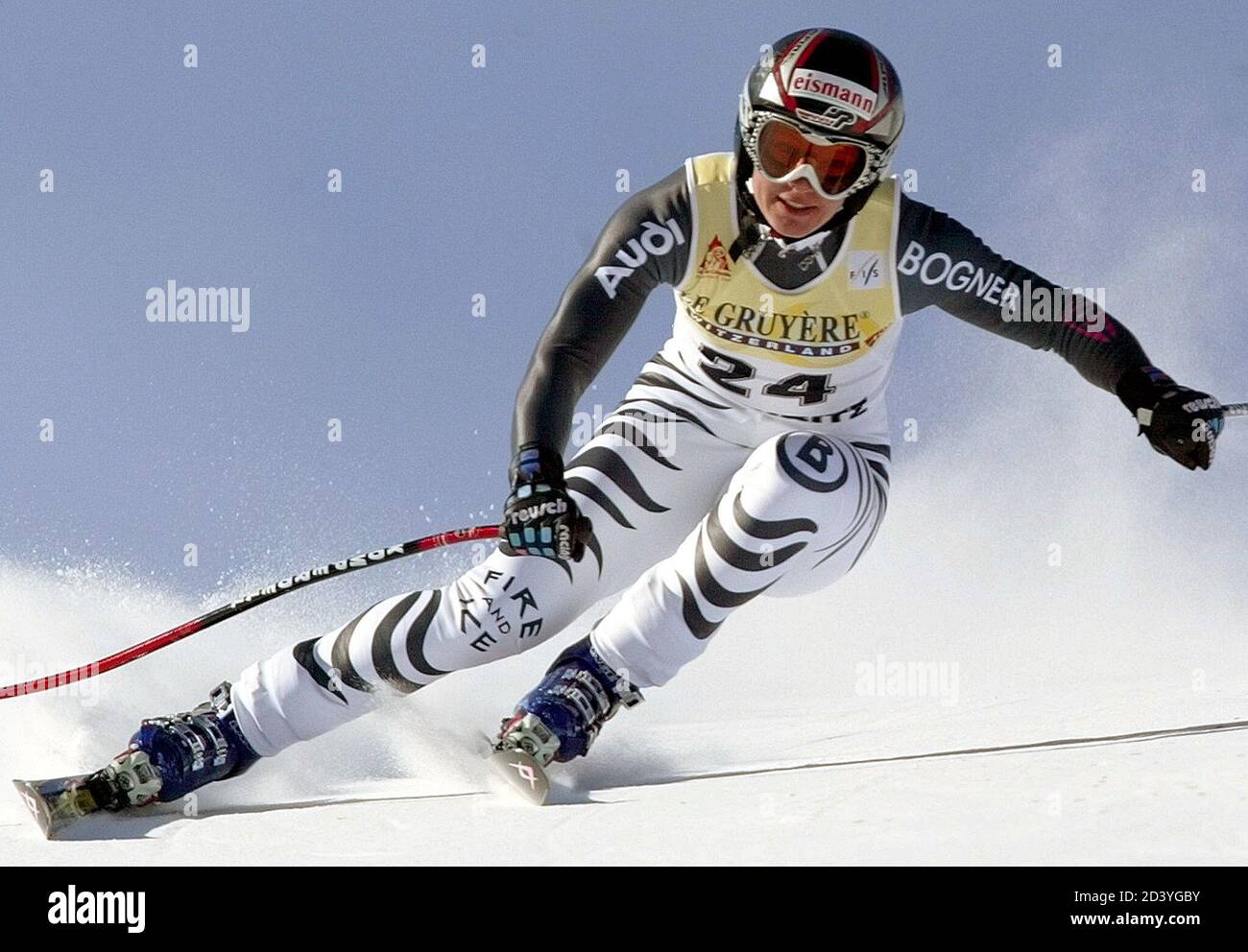Hilde Gerg aus Deutschland beschleunigt die Strecke beim Ski-Weltcup-Damen-Downhill-Rennen in St. Moritz, 21. Dezember 2001. Sylviane Berthod aus der Schweiz gewann in einer Zeit von 1 Minute 34.05 Sekunden und Gerg belegte den fünften Platz. REUTERS/Ruben Sprich RS Stockfoto