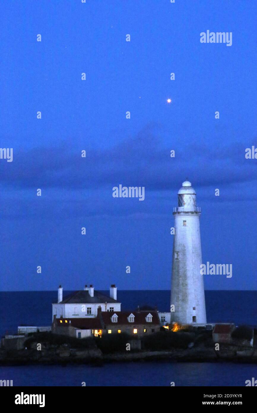 Whitley Bay, Northumberland, Großbritannien, 8. Oktober 2020, Planet Mars Opposition, Saint Mary's Lighthouse, Credit: David Whinham/Alamy Live News Stockfoto