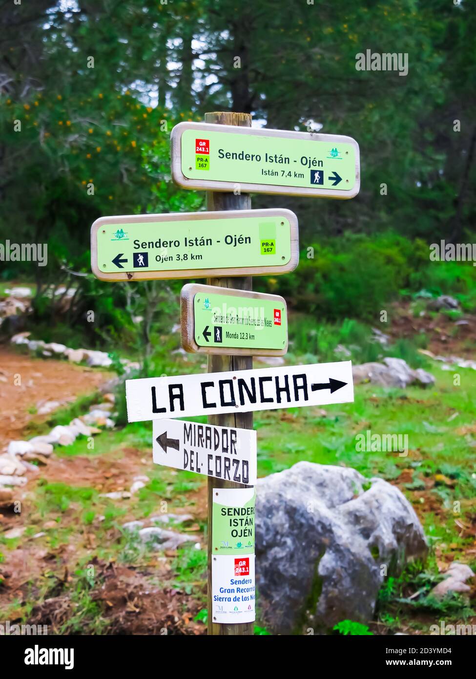 Ein Straßenschild in Ojen, das die Richtung des Berges La Concha in Spanien zeigt Stockfoto