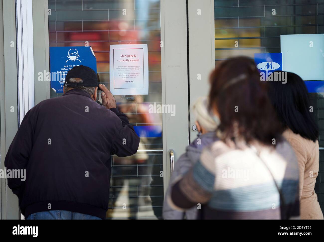 (201008) -- NEW YORK, 8. Oktober 2020 (Xinhua) -- am 8. Oktober 2020 wurde an der Tür eines Kaufhauses im Rego Park of Queens, einem COVID-19 Hotspot-Gebiet in New York, USA, eine Schließungsmitteilung vorgelesen. Die neueste Coronavirus-Positivitätsrate in den 20 Hotspot-Postleitzahlen in Queens, Brooklyn, Orange und Rockland Grafschaften in New York State war 5.8 Prozent, mehr als das Fünffache der landesweiten Positivitätsrate ohne diese Postleitzahlen, die bei 1.01 Prozent stand, twitterte Gouverneur Andrew Cuomo am Donnerstag. Abschaltungen von nicht-wesentlichen Unternehmen, Schulen und sozialen Versammlungen in diesen Hotspot sind Stockfoto