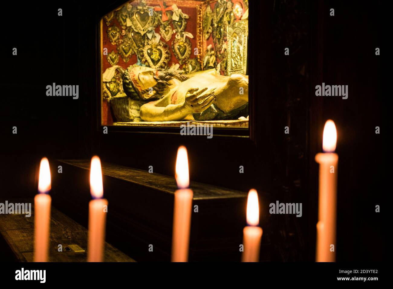 Überreste eines Heiligen in einer Kirche in Venedig mit Kerzen im Vordergrund Stockfoto