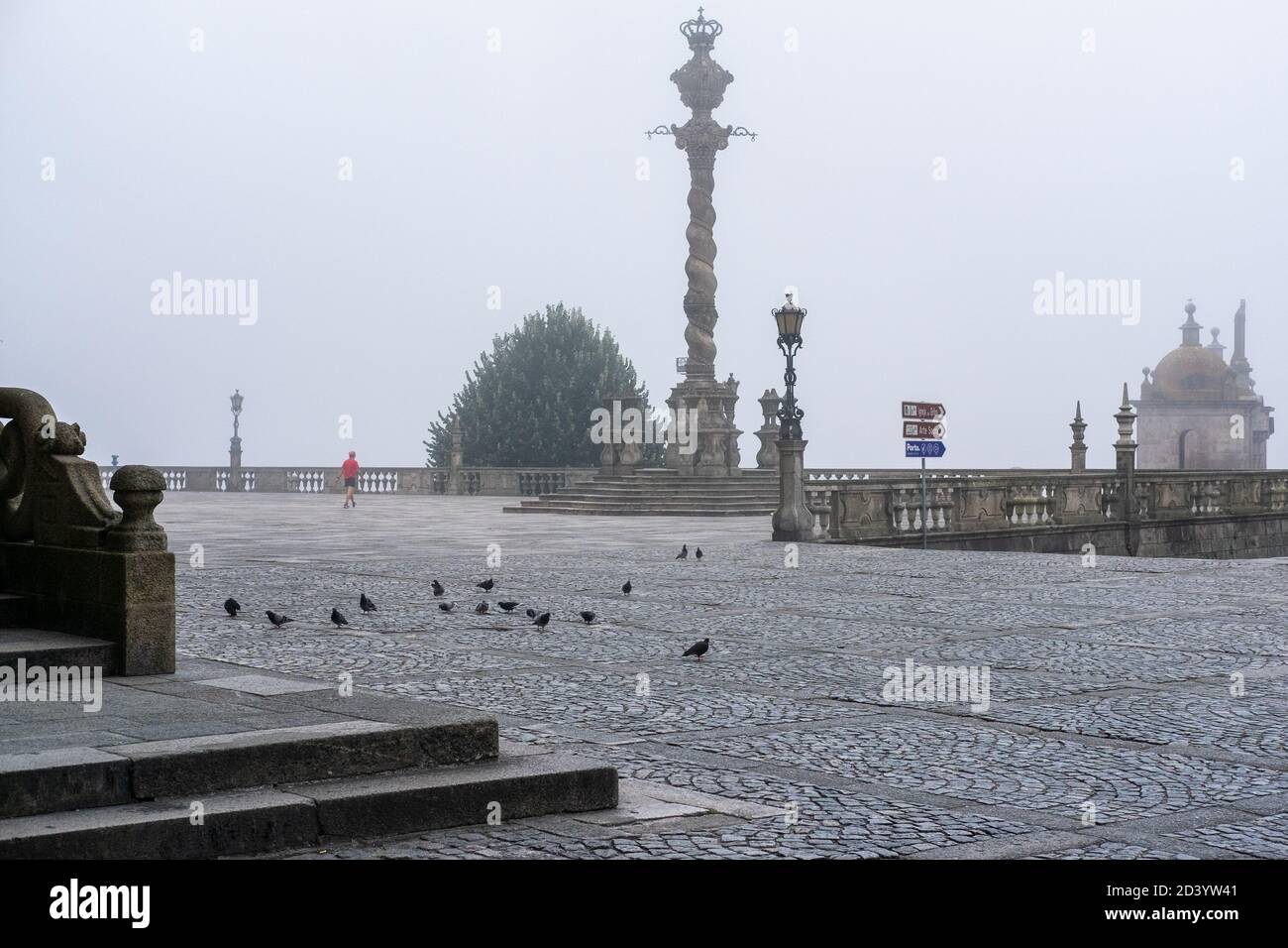 Mann während der Morgenspaziergang Sport in Terreiro da SE In Porto mit Tauben und ohne Menschen Stockfoto