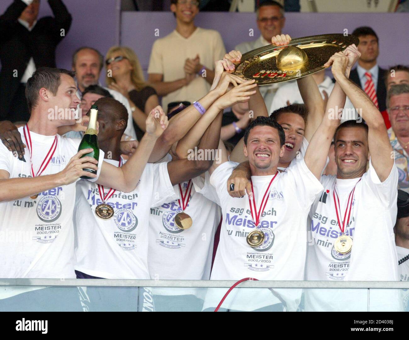 Bundesliga Meisterschale Stockfotos Und Bilder Kaufen Alamy