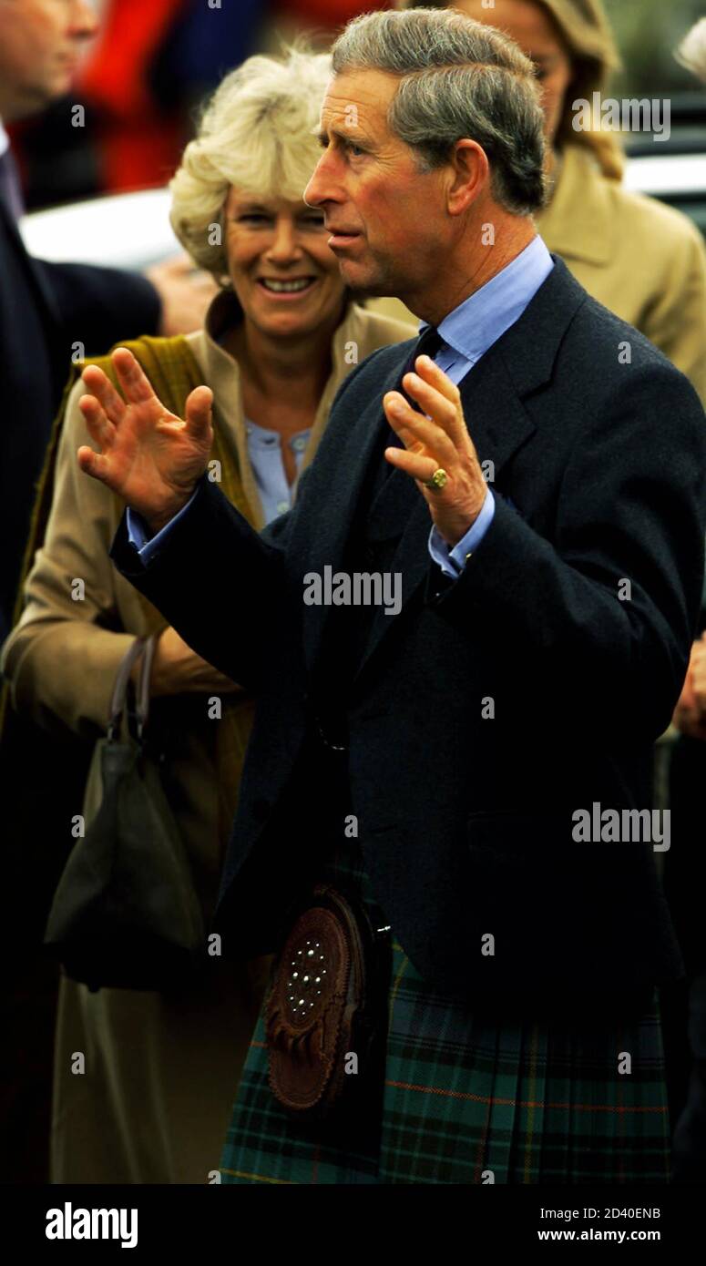 Großbritanniens Prince Charles (R) und Camilla Parker Bowles kommen in der Canisbay Kirche zum sonntäglichen Gottesdienst in Schottland 11. August 2002 besuchen. [Prinz Charles fuhr die kurze Entfernung vom Schloss Mey, Sommerresidenz für seine verstorbene Großmutter, Queen Elizabeth, die Königinmutter.] Stockfoto