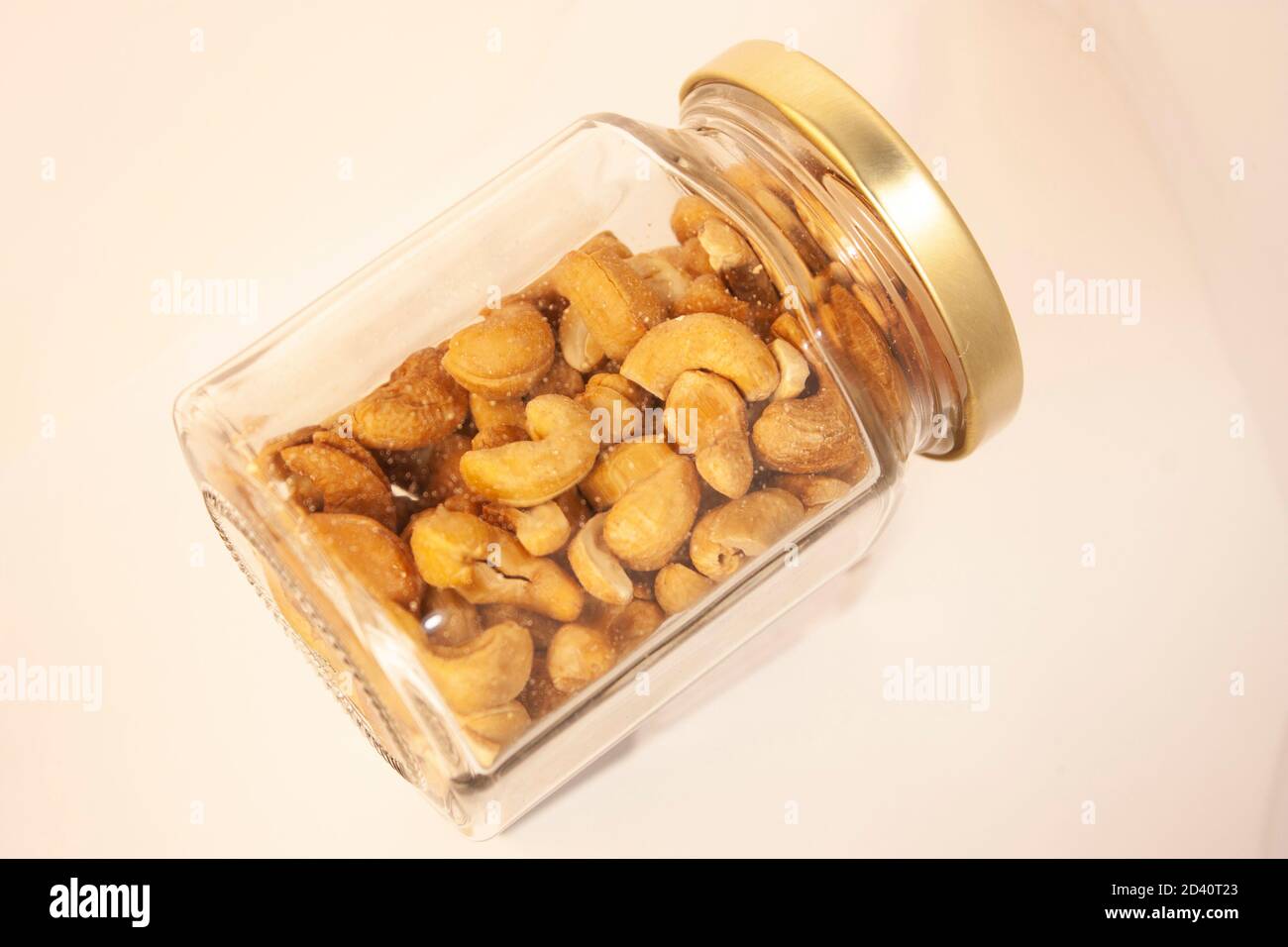 Transparentem Glas mit enthaltenen Cashews Stockfoto