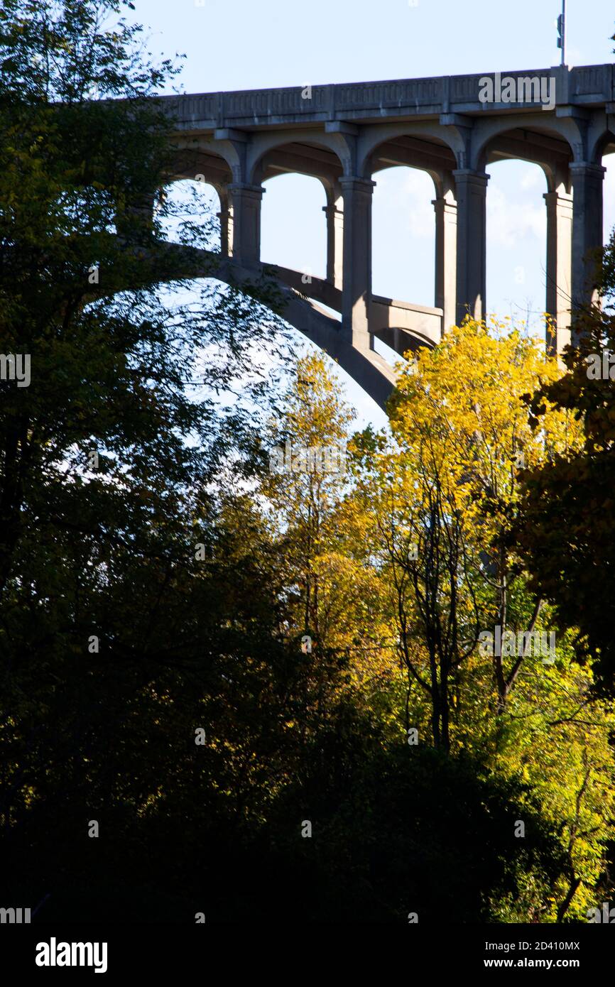 Brecksville-Northfield High Level Bridge über den Cuyahoga River, den Towpath Trail und den Ohio und Erie Canal Stockfoto