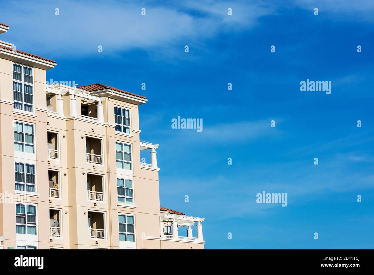 Außenansicht eines typischen modernen Mehrfamilienhauses unter blauem Himmel. Stockfoto
