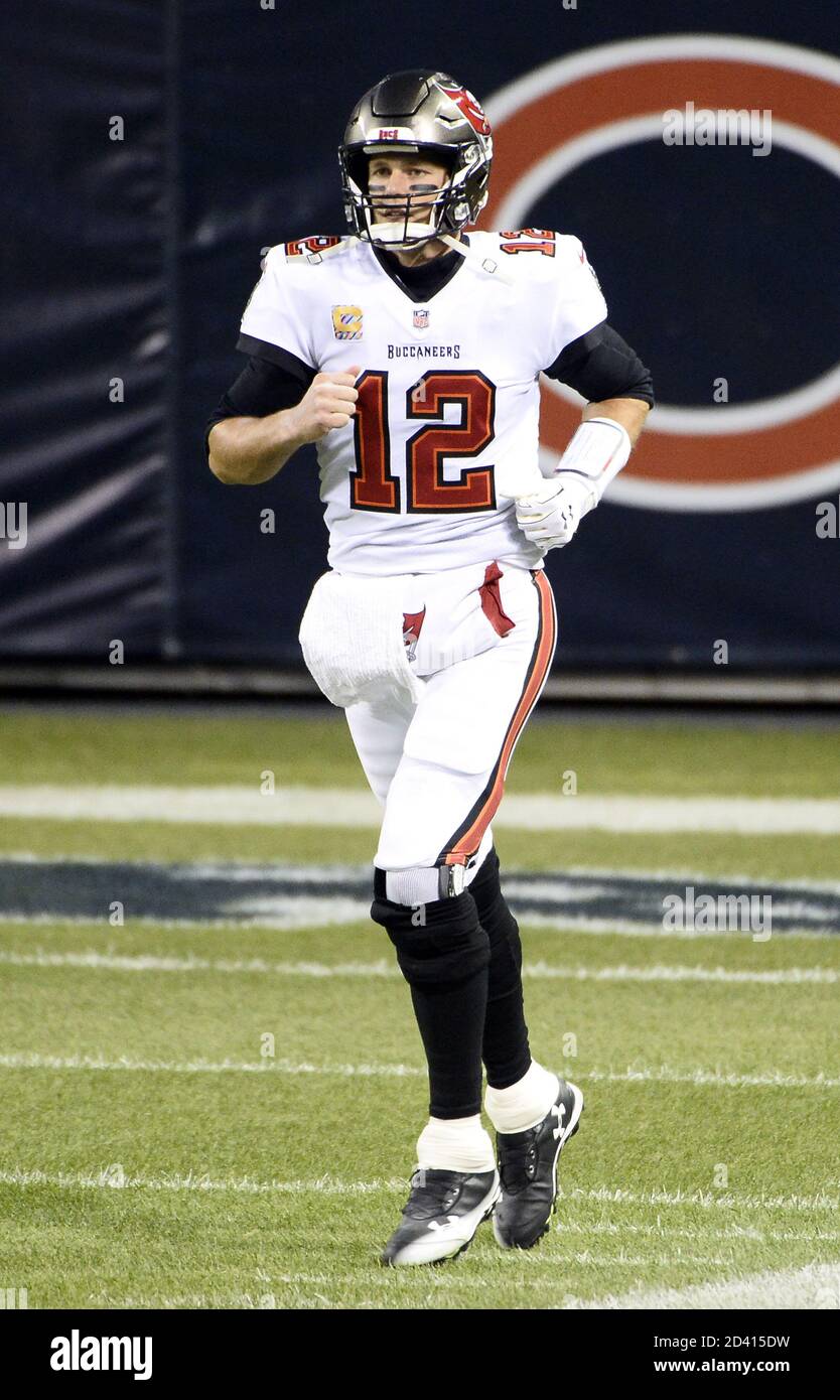 Chicago, Usa. Okt. 2020. Tampa Bay Buccaneers Quarterback Tom Brady erwärmt sich vor dem Spiel gegen die Chicago Bears im Soldier Field in Chicago am Donnerstag, den 8. Oktober 2020. Foto von Brian Kersey/UPI Kredit: UPI/Alamy Live Nachrichten Stockfoto