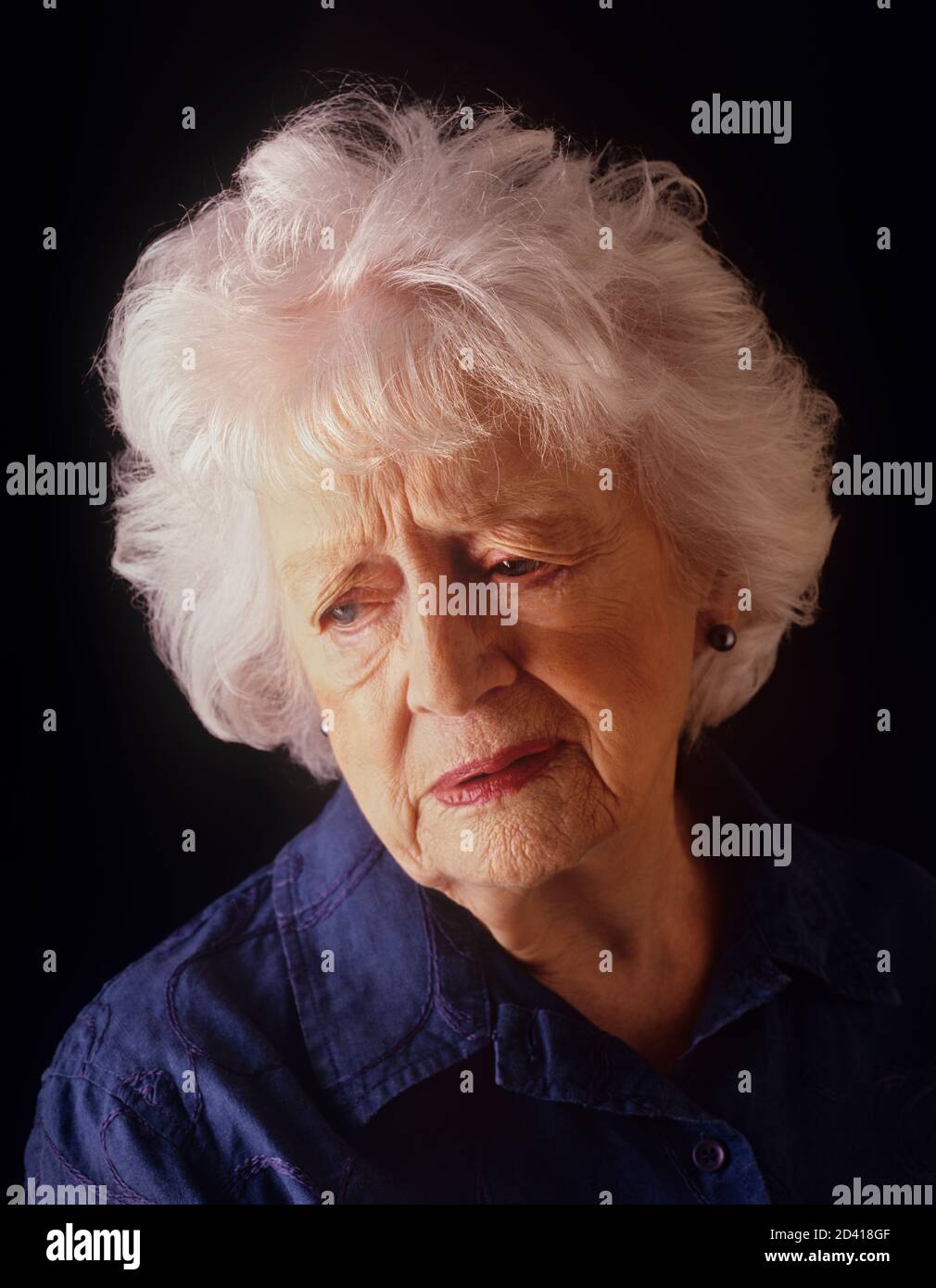 Nahaufnahme depressiver älterer Frauen, isoliert auf schwarzem Hintergrund Stockfoto
