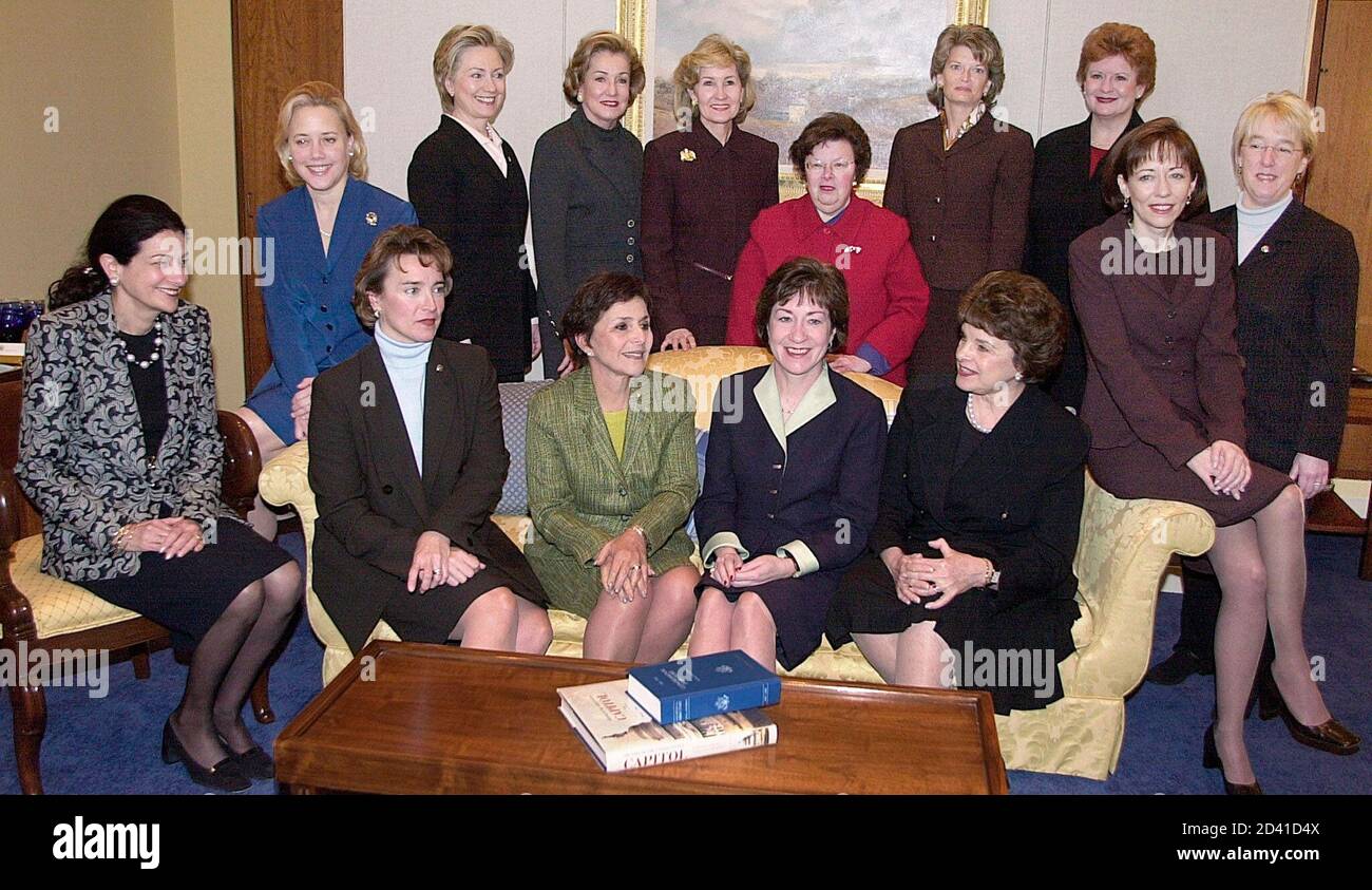 US-Senatorinnen für den neu gewählten 108. Kongress versammeln sich für ein "Familienfoto" am 9. Januar 2003 auf dem Capitol Hill. (L bis R sitzend): Olympia Snowe (R-ME), Mary Landrieu (D-LA), Blanche Lincoln (D-AK), Barbara Boxer (D-CA), Susan Collins (R-ME), Dianne Feinstein (D-CA) und Maria Cantwell (D-WA). (L bis R stehend): Hillary Rodham Clinton (D-NY), Elizabeth Dole (R-NC), Kay Bailey Hutchison (R-TX), Barbara Mikulski (D-MD), Lisa Murkowski (R-AK), Debbie Stabenow (D-MI) und Patty Murray (D-WA). REUTERS/Mike Theiler MT Stockfoto