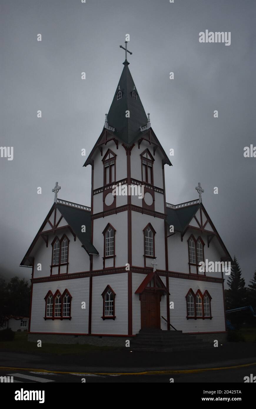 Húsavíkurkirkja, Husavik Holzkirche an einem nebligen Abend in Skjalfandi Bay, Nordost Island. Die Kirche hat ein gruseliges Gefühl im Wetter. Stockfoto