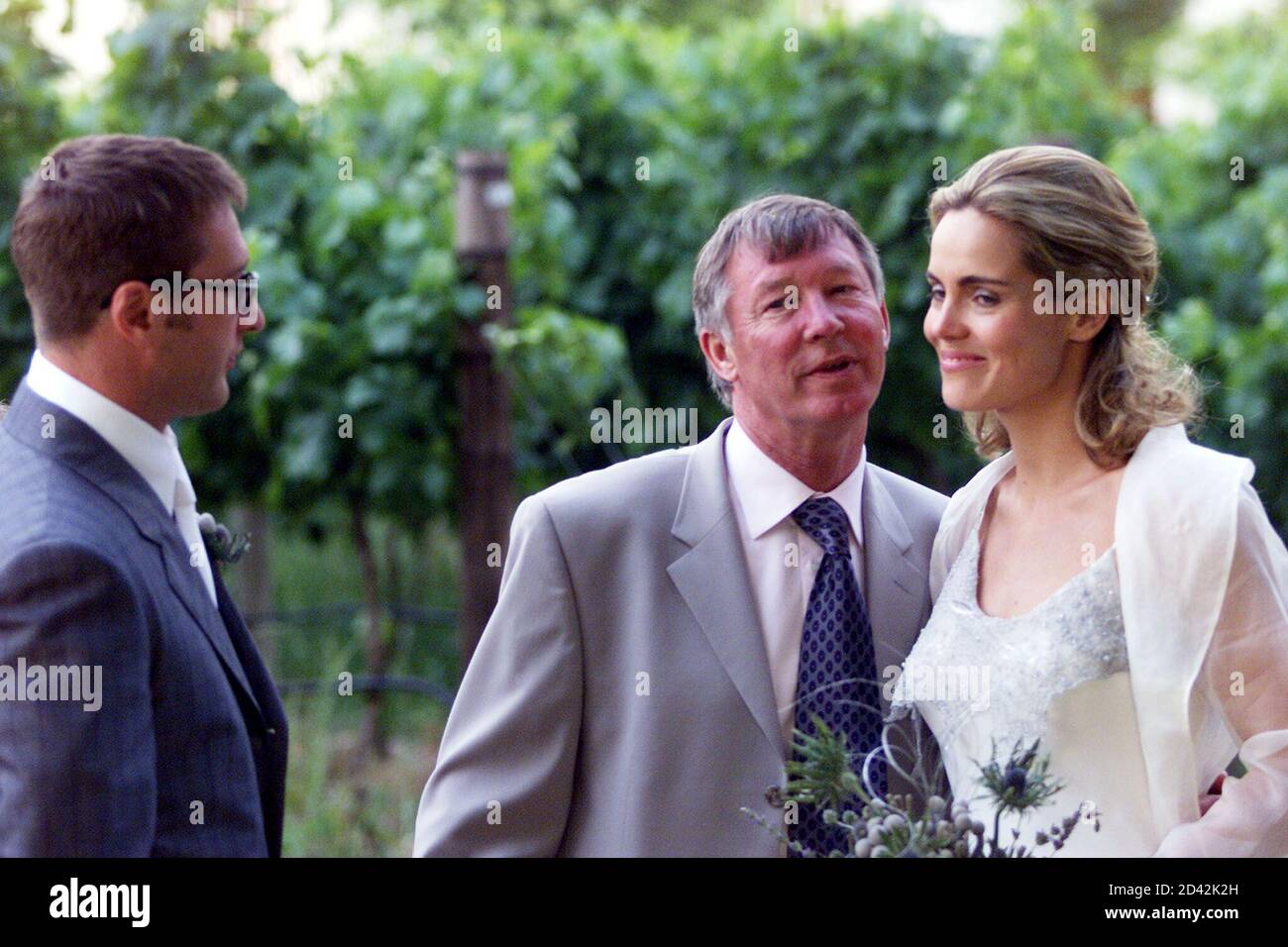 Manchester United Fussball Manager Alex Ferguson C Feiert Die Hochzeit Seines Sohnes Mark L Und Fiona Stanley R Bei Einer Zeremonie In Einem Weingut In Der Nahe Von Stellenbosch 18 November 2000 Mh Ws