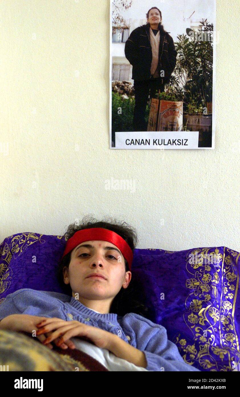 Die 22-jährige Türkin Zehra Kulaksiz, deren Onkel in Tekirdag inhaftiert  ist, liegt auf ihrem Bett, wo sie in einem heruntergekommenen Stadtteil in  Istanbul in einem Barackenhaus im Hungerstreik ist. In diesem Aktenfoto