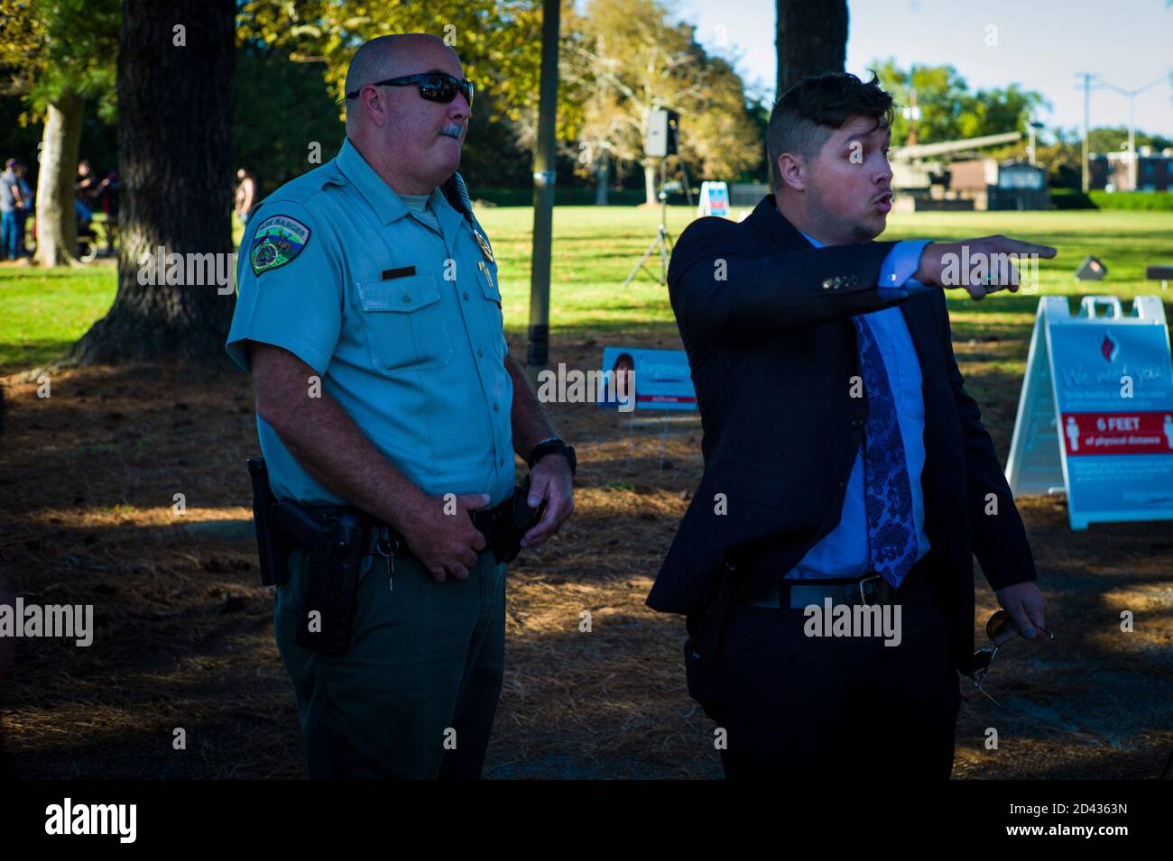 Newport Nachrichten, Virginia, USA. Okt. 2020. Der 20-jährige konservative Aktivist MIKE DUNN konfrontiert am 8. Oktober 2020 einen Newport News Polizeibeamten bei einer Wahlkampfveranstaltung für den libertären Vizepräsidenten 2020, Jeremy 'Sspoke'' Cohen, im Huntington Park in Newport News, VA. Dunn war offen mit einer Pistole im Park, die Newport News Stadt Verordnung der Durchführung von Pistolen auf Stadt Eigentum Kredit verletzt: John C. Clark/ZUMA Wire/Alamy Live News Stockfoto