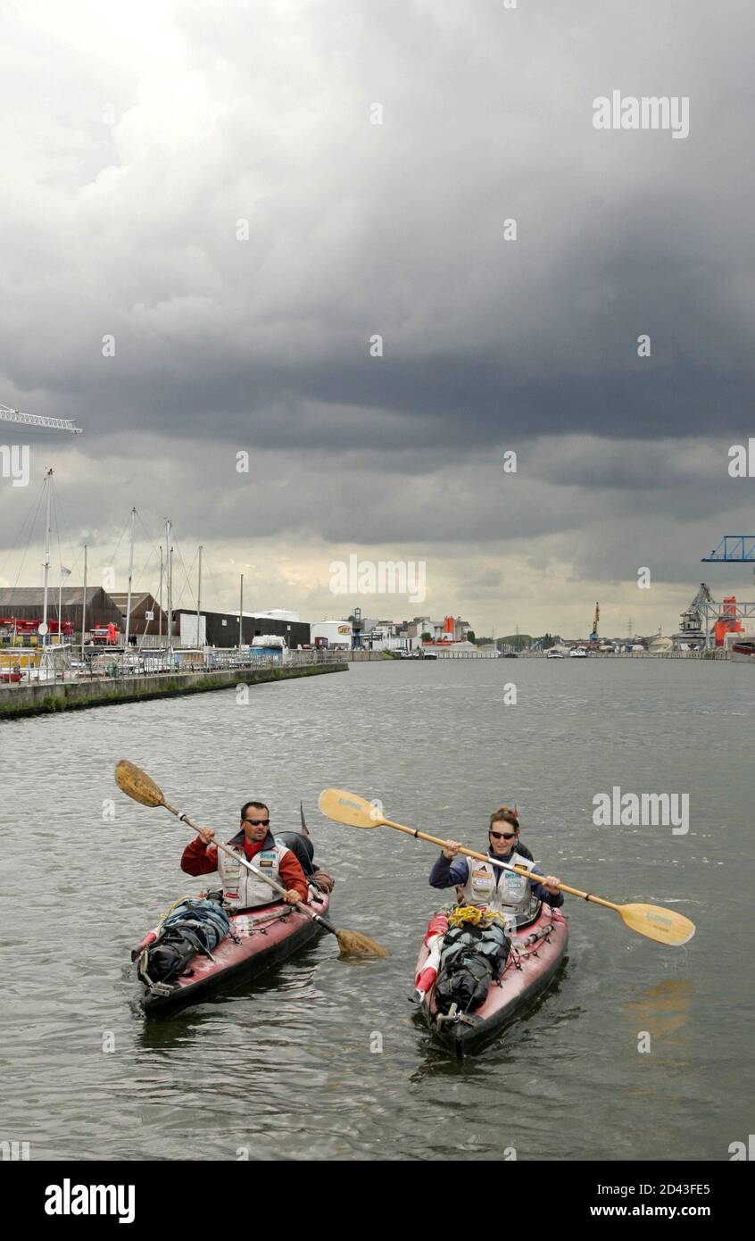 Rainer und Franziska Ulm paddeln in ihren Kajaks auf einer der letzten  Etappen ihrer Reise, in Brüssel am 5. Juli 2005, einen Kanal hinunter. Seit  2000 paddelt das österreichisch-deutsche Paar etwa 10,000