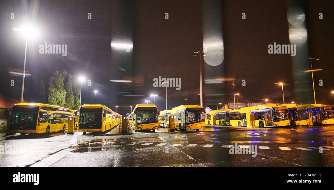 Berlin, Deutschland. Oktober 2020. Busse stehen hinter dem Netz zum Depot der Berliner Verkehrsgesellschaft (BVG). Die öffentlichen Verkehrsmittel in Berlin und Brandenburg sind seit den frühen Morgenstunden wieder im Streik. Quelle: Annette Riedl/dpa/Alamy Live News Stockfoto