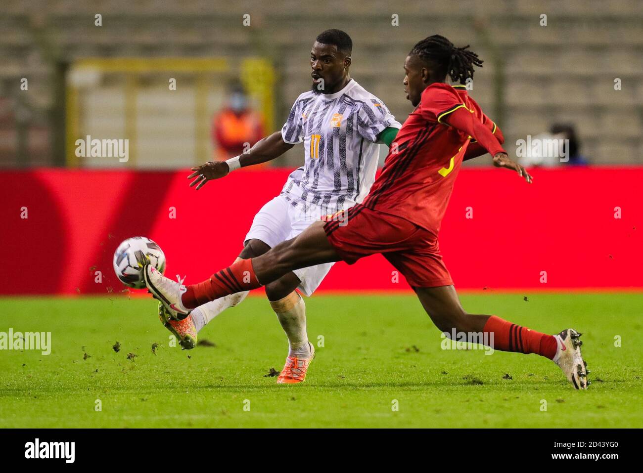 Brüssel, Belgien. Okt. 2020. Serge Aurier (L) aus der Elfenbeinküste tritt bei einem Freundschaftsspiel zwischen Belgien und der Elfenbeinküste am 8. Oktober 2020 im King Baudouin Stadium in Brüssel, Belgien, an. Quelle: Zheng Huansong/Xinhua/Alamy Live News Stockfoto