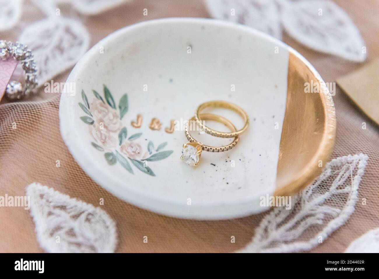 Nahaufnahme von goldenen Eheringen Stockfoto