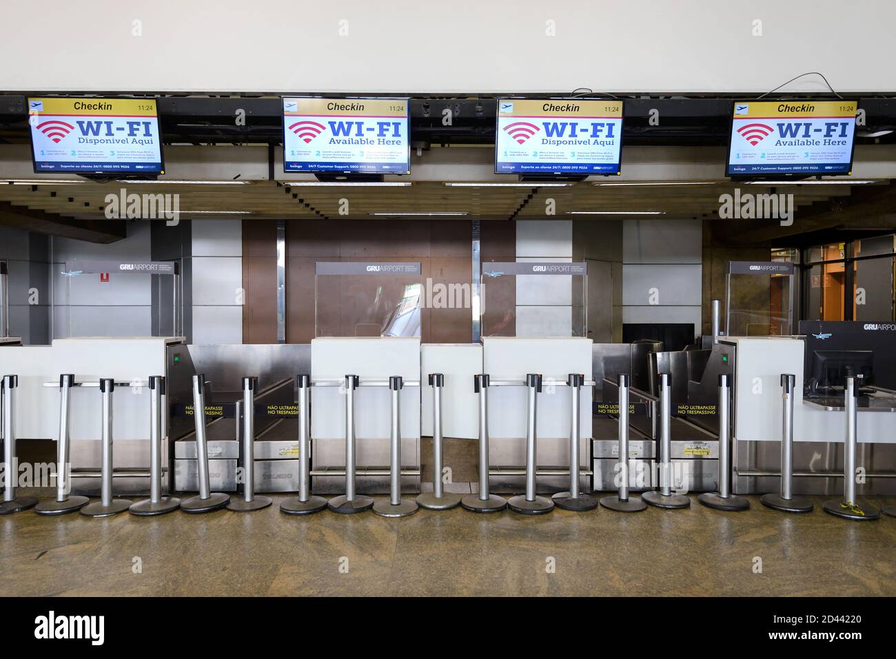 Leere und geschlossene Check-in-Schalter am Flughafen aufgrund einer Pandemie von 19. Flughafen Sao Paulo Guarulhos. Sicherheitsmessungen am Flughafen während des Coronavirus. Stockfoto