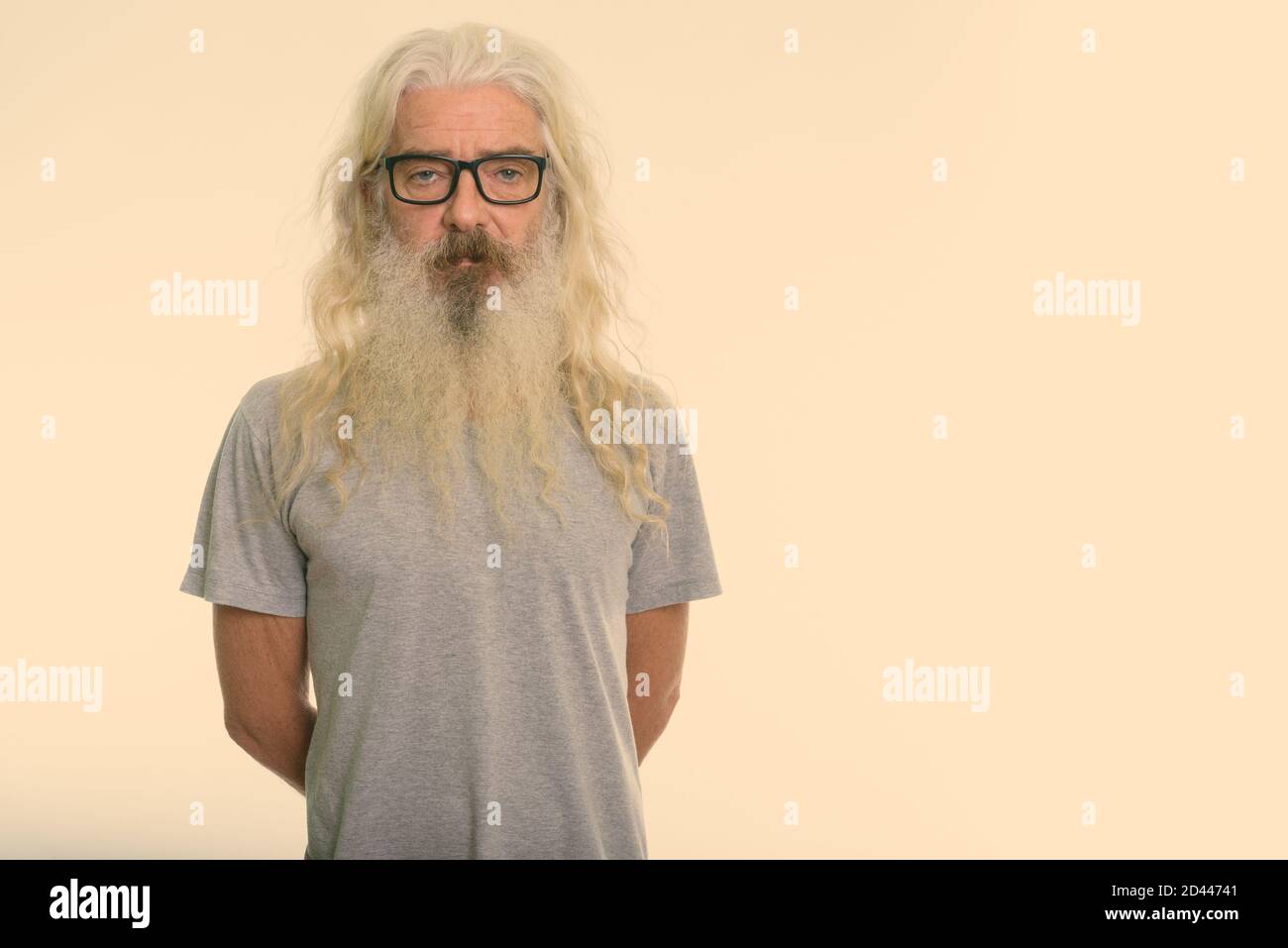Studio shot der älteren bärtigen Mann Brille tragen Stockfoto