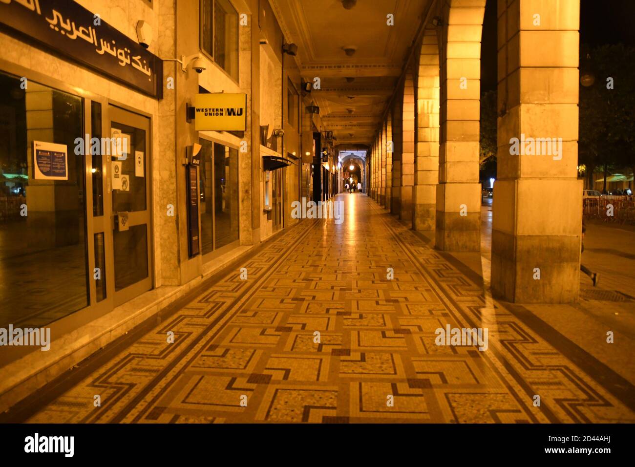 Tunis. Okt. 2020. Das Foto vom 8. Oktober 2020 zeigt eine leere Straße in der Innenstadt von Tunis in Tunesien. Das tunesische Gesundheitsministerium meldete am Donnerstag 2,357 neue COVID-19 Fälle und 45 weitere Todesfälle, was die Gesamtzahl der Infektionen auf 26,899 und die Zahl der Todesfälle auf 409 erhöht. Eine 15-tägige Ausgangssperre begann am Donnerstag in der Hauptstadt Tunis, die von Montag bis Freitag von 20:00 Uhr Ortszeit bis 5:00 Uhr (04:00 Uhr GMT) und Samstag und Sonntag von 19:00 Uhr Ortszeit bis 5:00 Uhr dauert. Quelle: Adel Ezzine/Xinhua/Alamy Live News Stockfoto