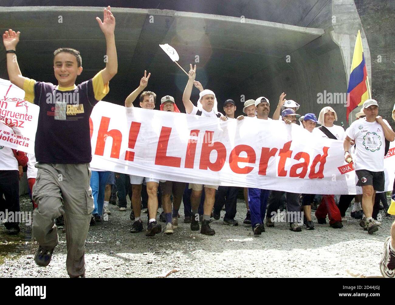 Demonstranten marschieren in der Nähe von San Geronimo, als sie für die Freilassung des Gouverneurs Guillermo Gaviria des Staates Antioquia, 30. November 2002 protestieren. Die revolutionäre Armee Kolumbiens, bekannt unter dem spanischen Akronym FARC, hält Dutzende von hochrangigen Gefangenen, darunter Guillermo, die sie gegen inhaftierte Guerillas tauschen will. Es hat auch Hunderte von weniger bekannten Gefangenen, ergriffen um Lösegeld, in provisorischen Gefängnissen in Dschungel und Berge. REUTERS/Albeiro Lopera JMG Stockfoto