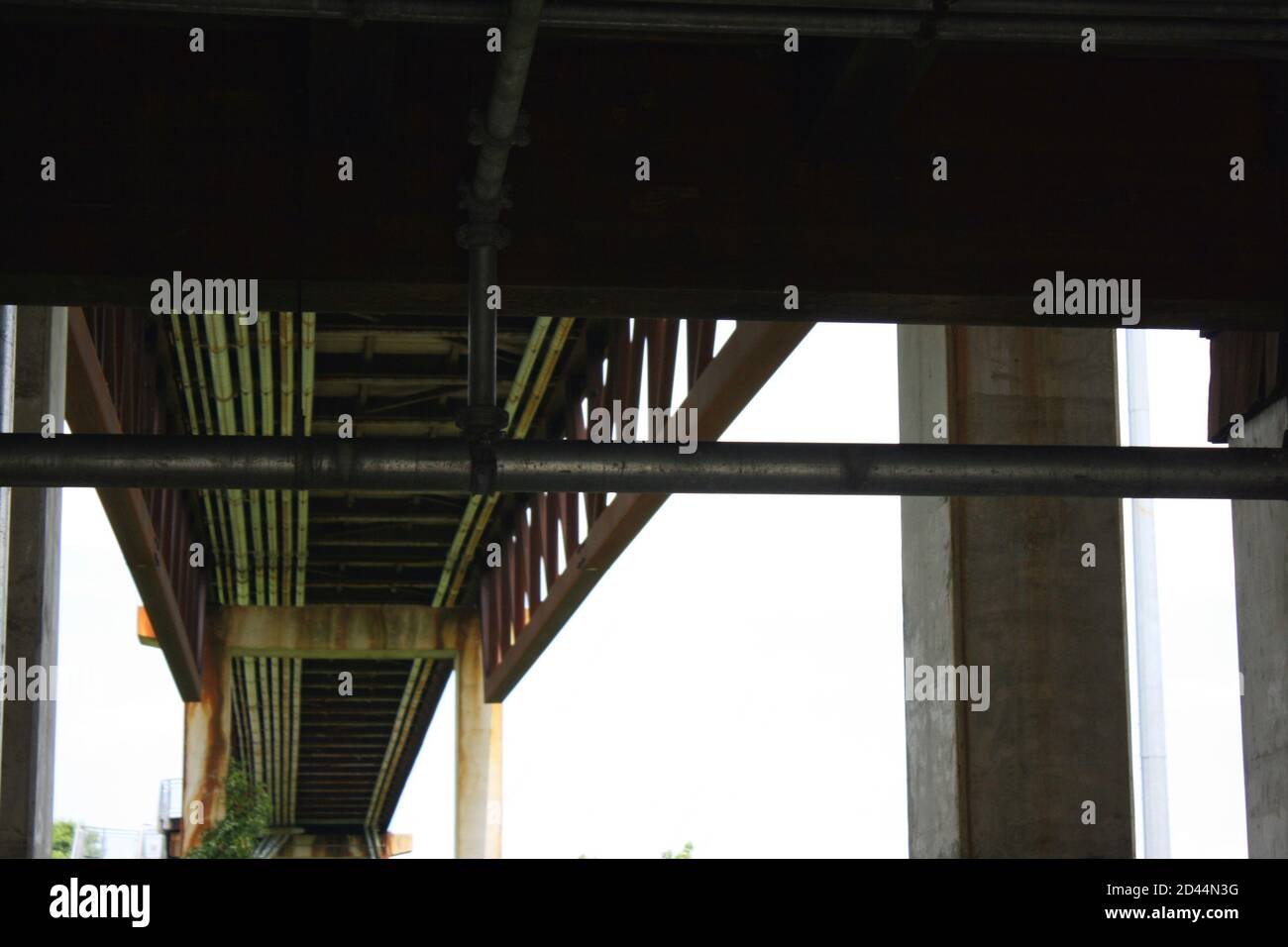 Die Unterseite einer Wanderbrücke am Russell W. Peterson Urban Wildlife Refuge in Wilmington, Delaware Stockfoto