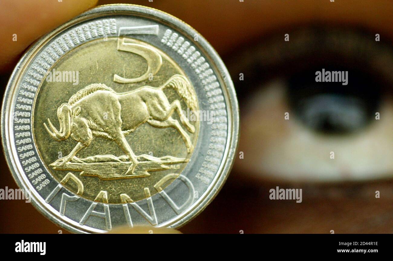 Eine neue 5 Rand Münze wird von einem South African Reserve Bank Arbeiter  während des Starts an der South African Mint 27. Juli 2004 angezeigt. [Die  Bank erläuterte seine Pläne verbessert Sicherheit