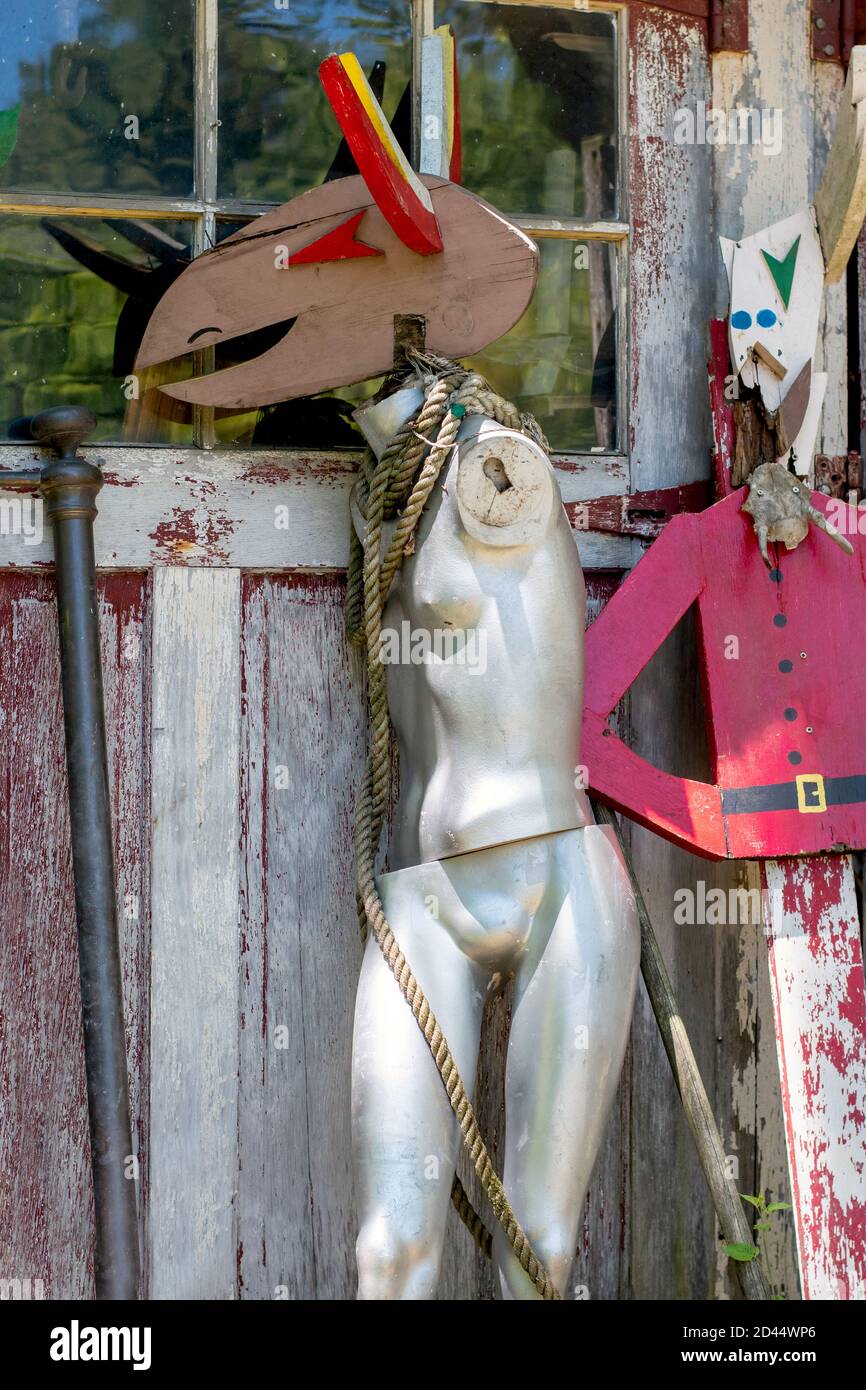 Bizarre einzigartige Statuen sind auf einem rustikalen Outdoor-Display Antiquitätengeschäft in Michigan USA Stockfoto