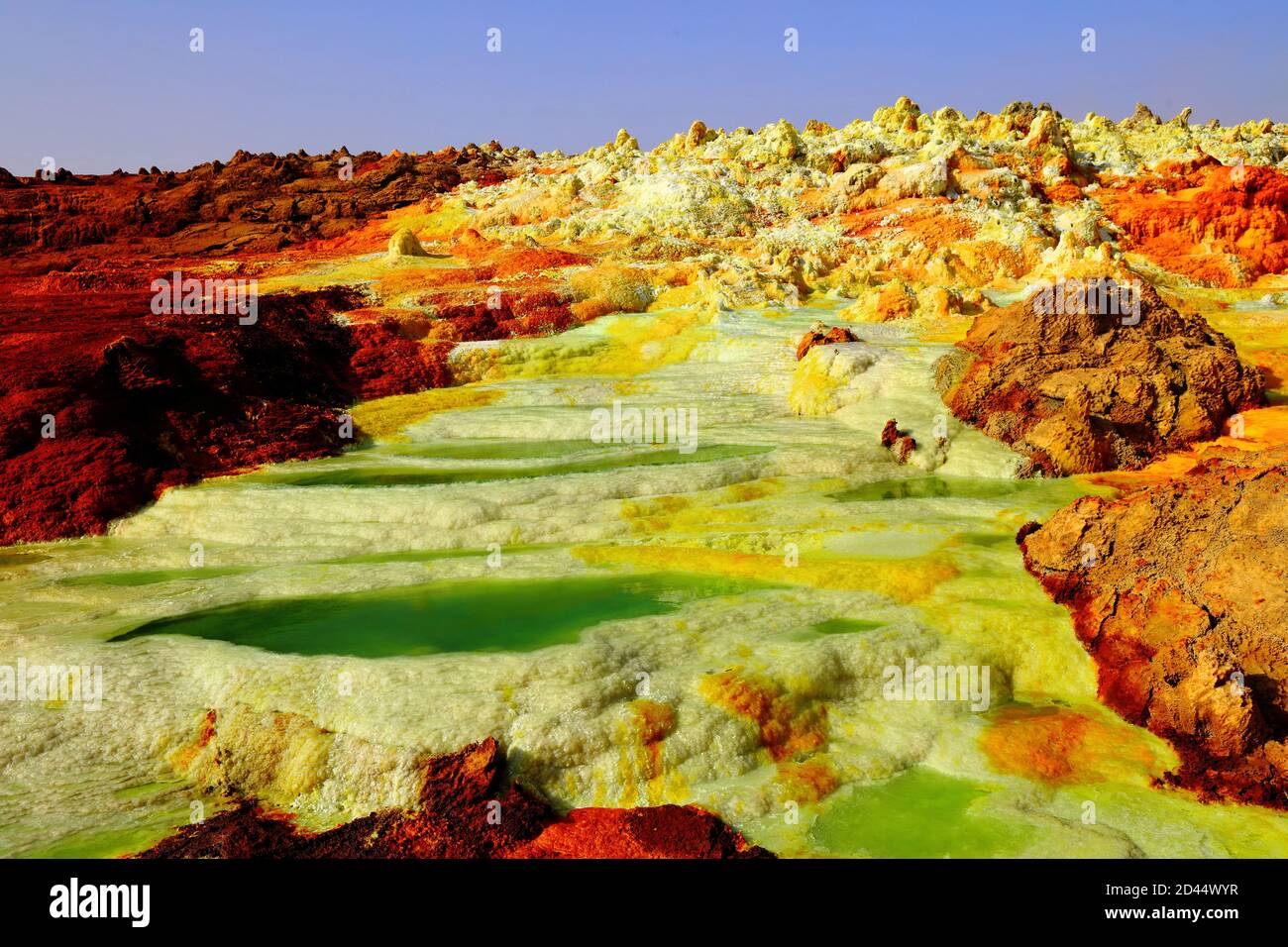 Zu den lebendigen Farben der geothermischen Quellen von Dallol gehören gelber Schwefel, tiefgrüne Schwefelsäurepools und karmesinrote Ausschnitte, die durch ir getönt sind Stockfoto