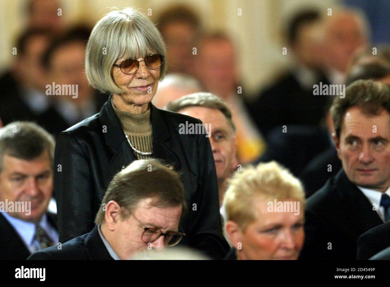 Die Präsidentschaftskandidatin, Senatorin Jaroslava Moserova, erhebt sich wegen ihrer Rede auf der Parlimentary Session im Spanischen Saal auf der Prager Burg am 24. Januar 2003. Der unabhängige Senator Moserova erreichte am Freitag bei einer tschechischen Präsidentschaftswahl zusammen mit dem ehemaligen Ministerpräsidenten Vaclav Klaus die zweite Runde. REUTERS/Petr Josek PJ/CRB Stockfoto