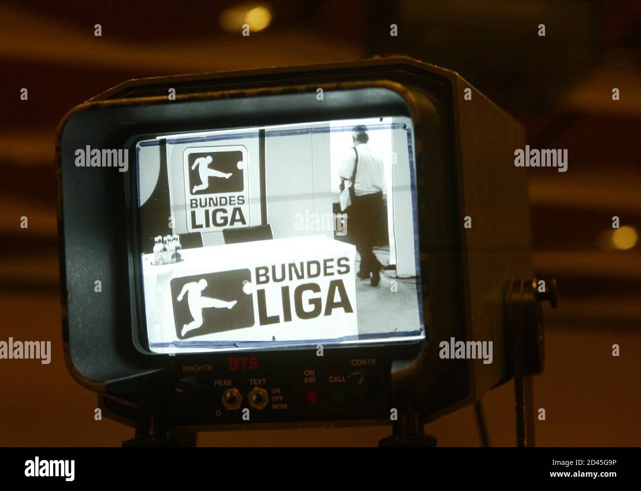 Das Logo der DFL-Fußball-Bundesliga ist im Blickfinder einer TV-Kamera vor  einer Pressekonferenz in Frankfurt am 28. Juni 2002 zu sehen. Die DFL  entscheidet am Freitag, wer die Bundesliga-Spiele der nächsten Saison  ausstrahlt,