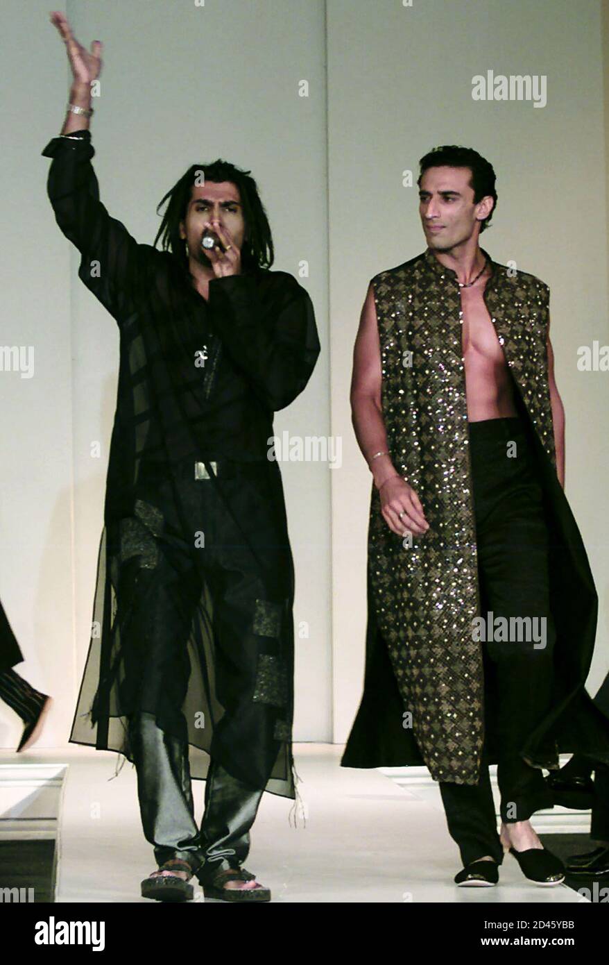 Der internationale Rap-Künstler 'Apache Indian' aus Indien singt während  einer Modenschau in Bombay, 8. August 2001, als ein männliches Model die  Rampe betritt. Rund 44 indische Designer präsentieren ihre Arbeiten während  einer