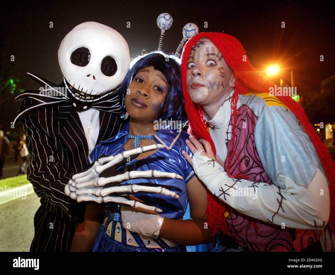 Lokale Halloween Nachtschwärmer zeigen ihre Kostüme während der West  Hollywood Halloween Kostüm Karneval in Los Angeles am 31. Oktober 2002  Stockfotografie - Alamy