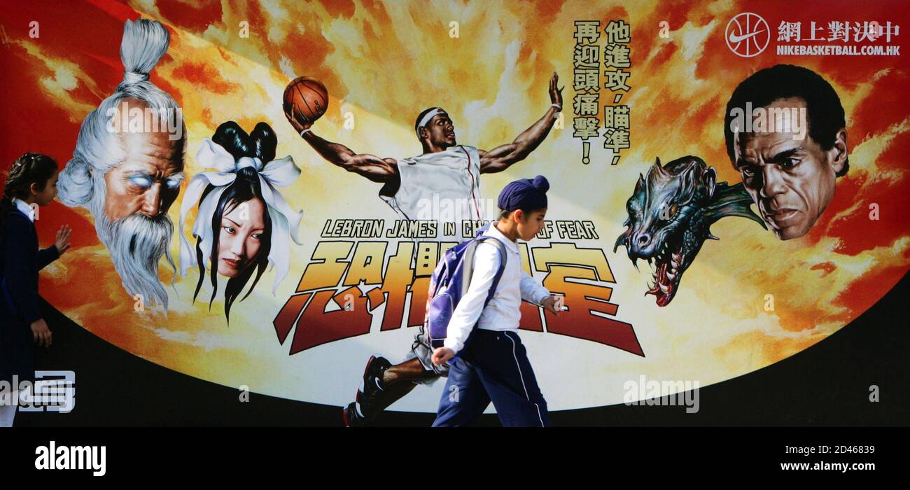 Zwei Studenten gehen vorbei an Nikes umstrittene Plakatwerbung mit NBA star  LeBron James und chinesischen mythologischen Figuren in Hong Kong 8.  Dezember 2004. China hat einen Gestank über ein Nike Schuhe Werbung