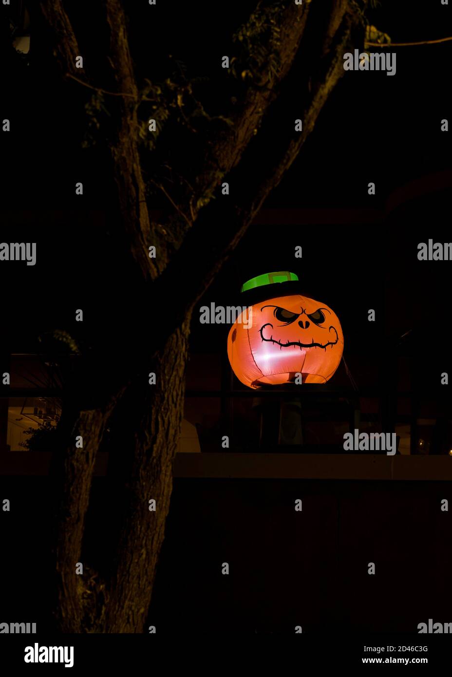 Aufblasbarer Halloween Kürbis an einer Wand sitzend Stockfoto