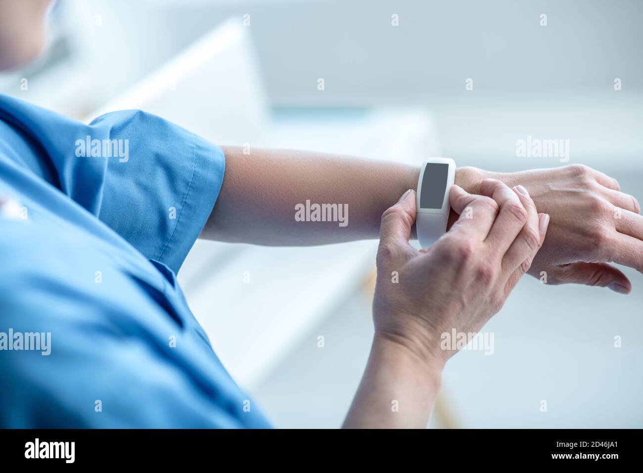 Nahaufnahme einer menschlichen Hand mit einer Smartwatch Stockfoto