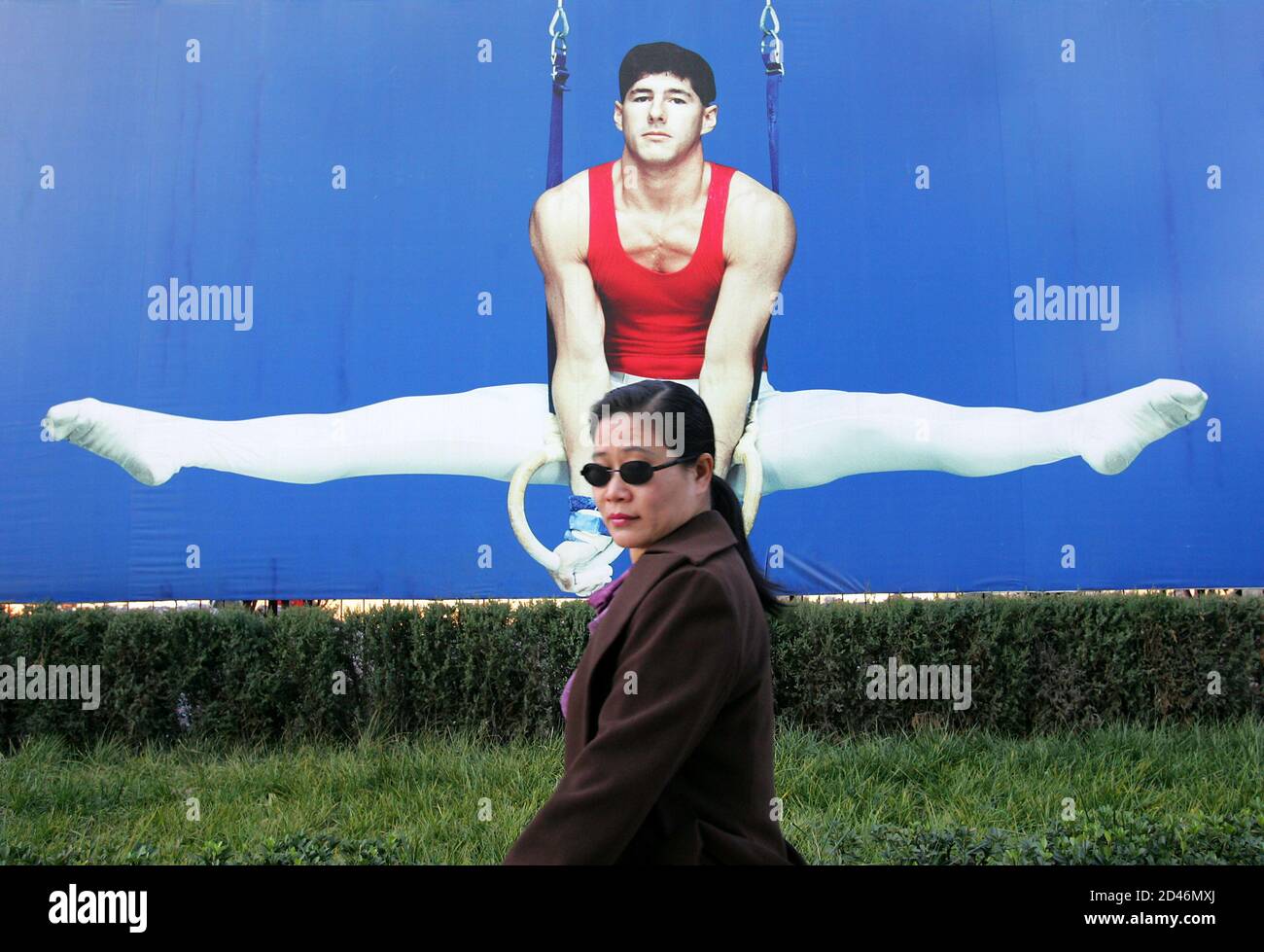 Eine Frau Geht Vorbei An Einer Plakatwerbung Zeigt Ein Athlet An Den Ringen In Peking 16 November 2004 Durchfuhren Sport Und Olympische Themen Sind Immer Sehr Beliebt In Der Werbung Stellplatze Unter