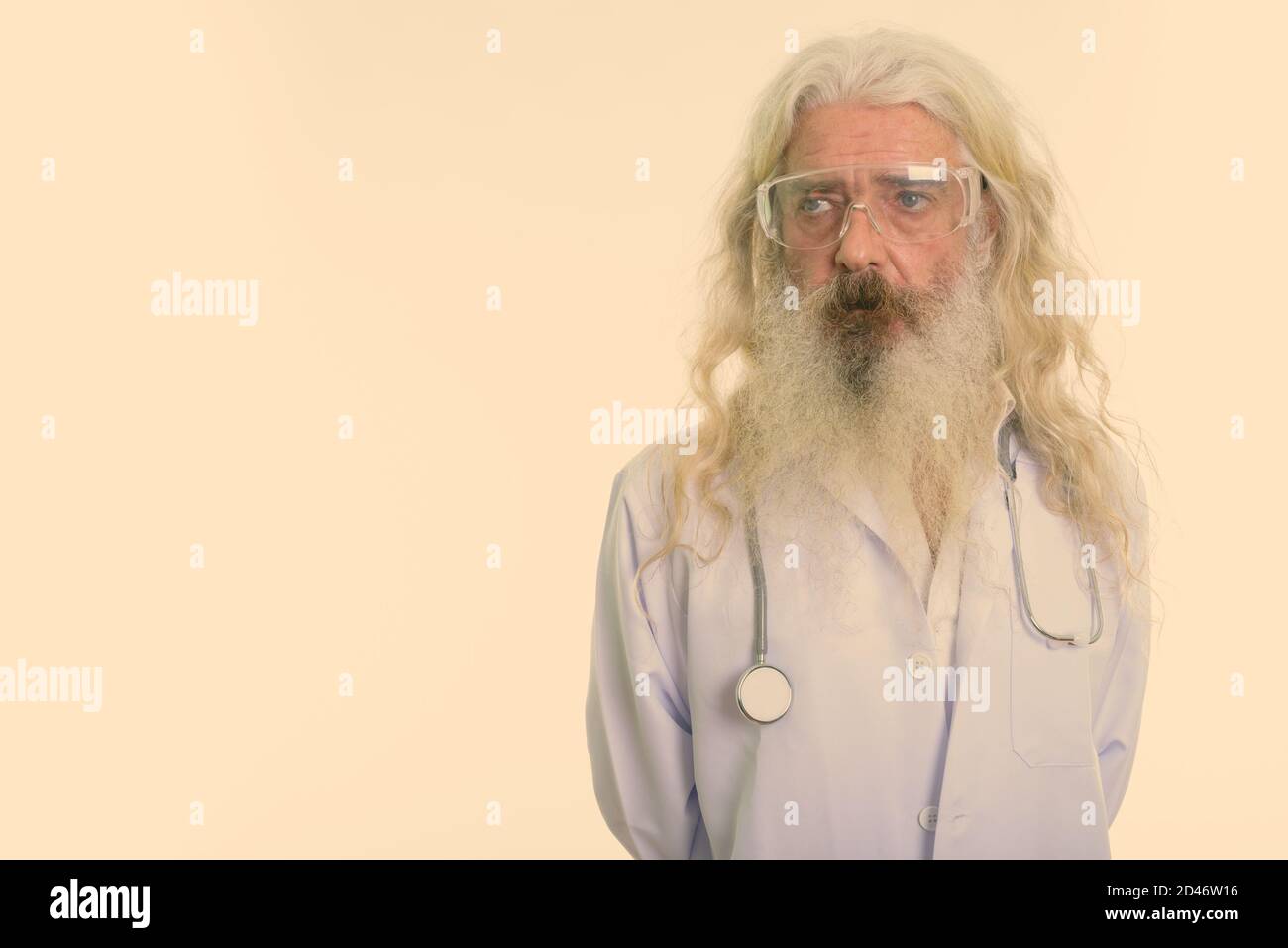 Studio shot der älteren bärtigen Mann Arzt denken beim tragen Schutzbrille Stockfoto