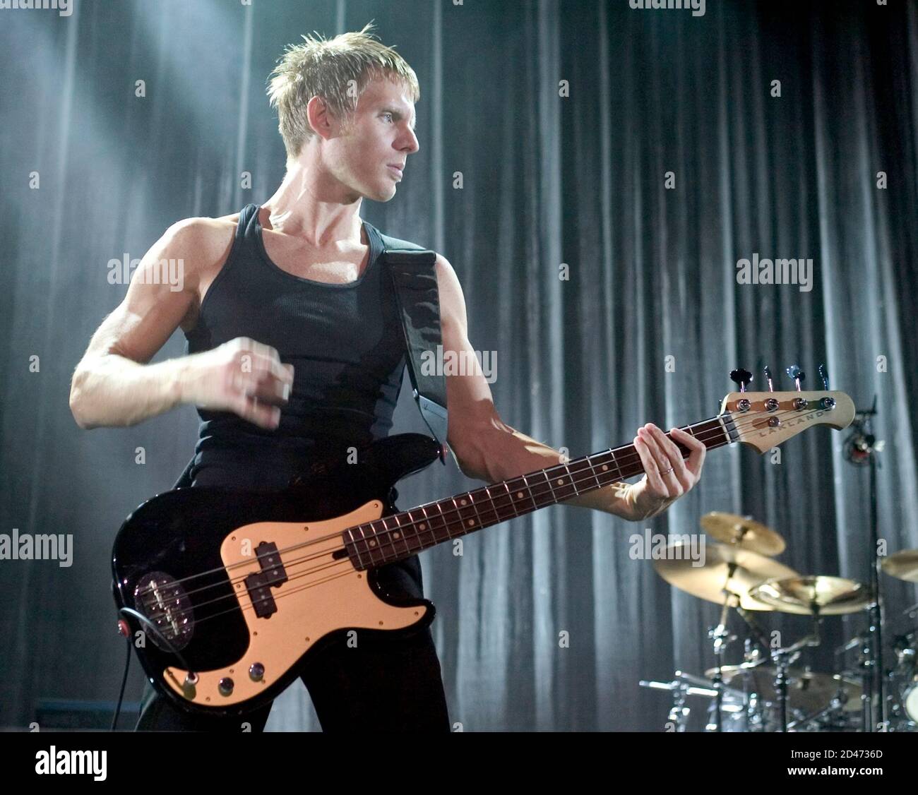Janes Addiction Bassist Chris Chaney Fuhrt Wahrend Der X Treme Radio Holiday Havoc Konzert In Der Orleans Arena In Las Vegas Nevada 11 Dezember 2003 Die Rock Gruppe Tourt Zur Unterstutzung Des Albums Streuner