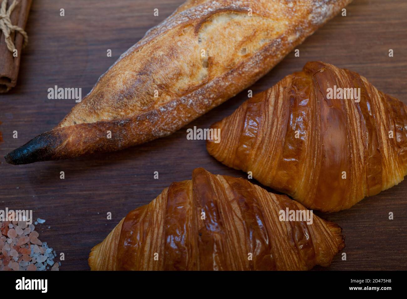 Französische frische Croissants und traditionelle Baguette Stockfoto