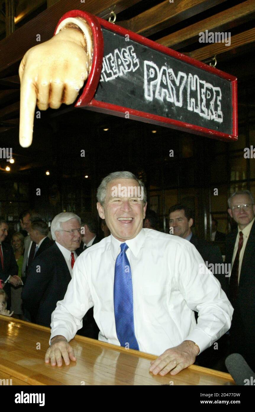 US-Präsident George W. Bush lächelt, als er Cheeseburger im Rockaway Athletic Club in Columbia, South Carolina 18. April 2005 befiehlt. Bush vorbeigekommen, das Restaurant zum Mittagessen nach Bemerkungen über die Stärkung der sozialen Sicherheit in der South Carolina State House kaufen. REUTERS/Jason Reed Bilder des Monats April 2005 JIR Stockfoto