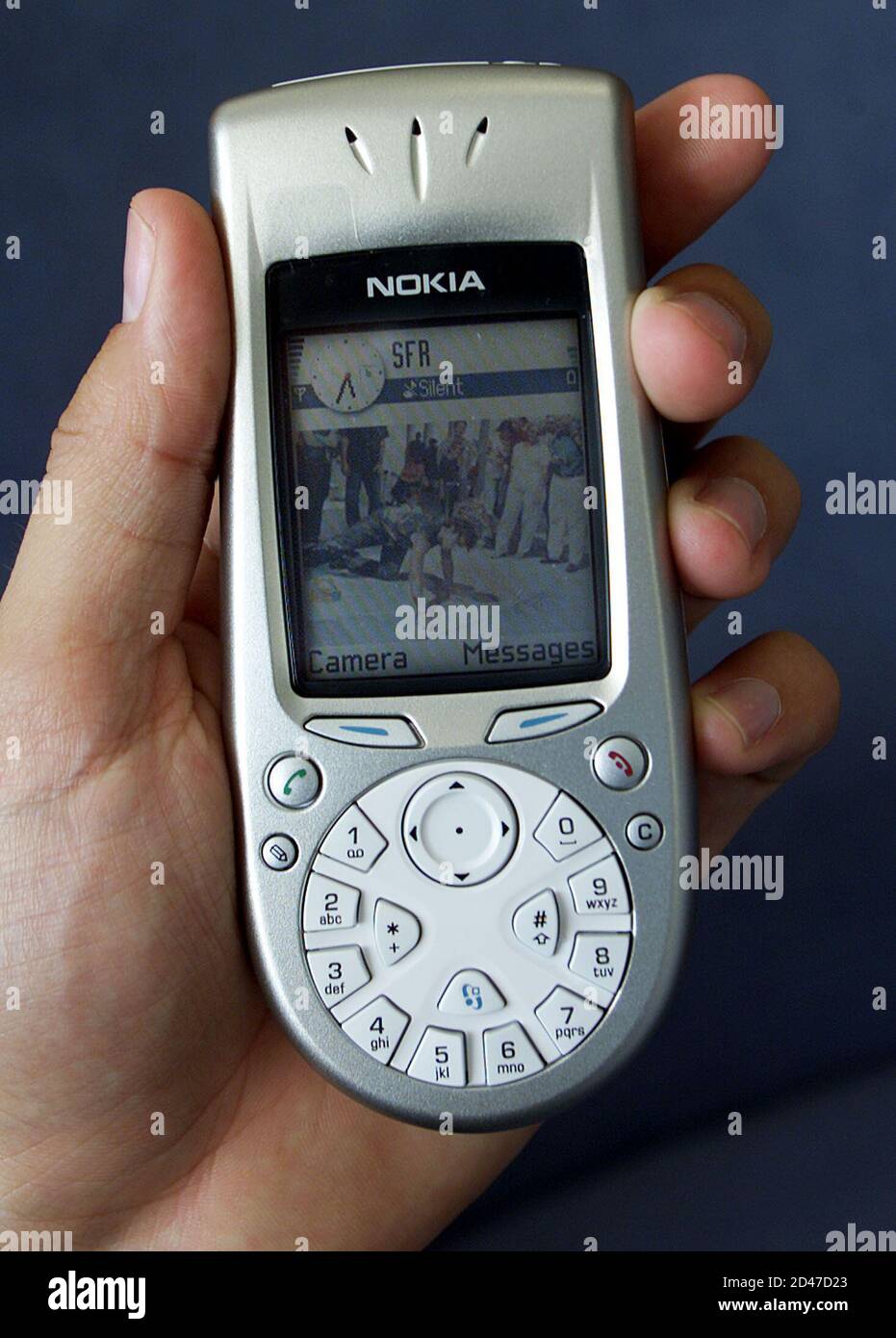 Ein Nokia-Mitarbeiter zeigt das neue Handy 3650 während einer  Pressekonferenz in Marseille, 6. September 2002. Nokia stellte sein neue  Produkt, das 3650 ein neues auffällige bildgebende Handy mit einem  integrierten hochauflösenden Kamera,