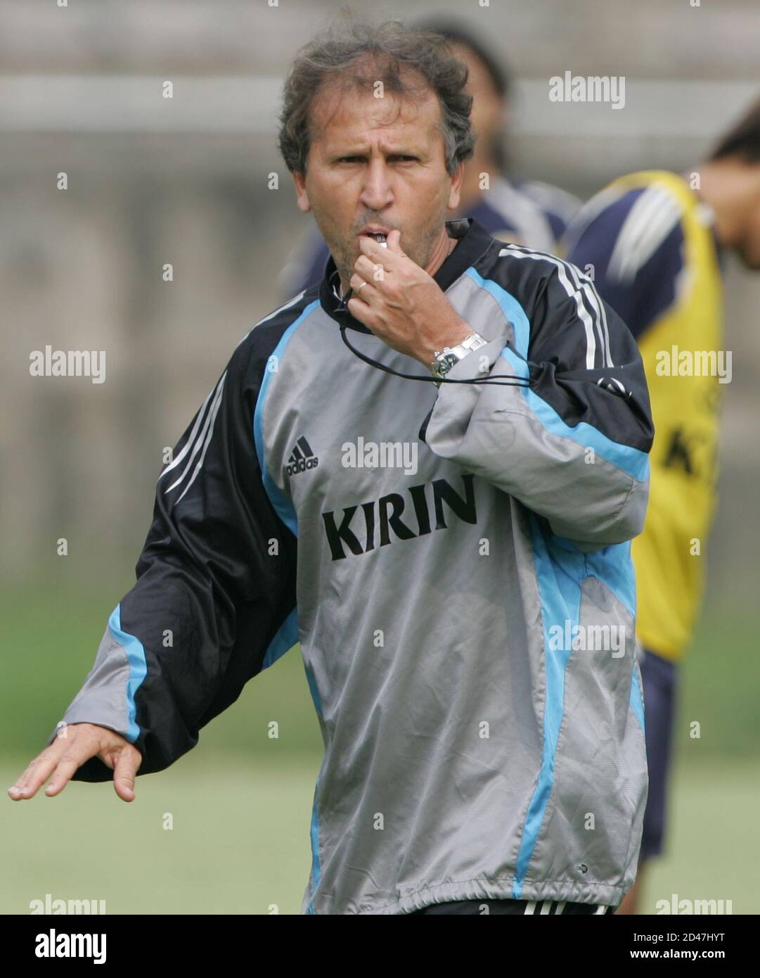 Japans Fußball-Team Cheftrainer Zico weist Spieler während einer  Trainingseinheit für den Asian Cup Fußball in Chongqing, Südwestchina, 19.  Juli 2004. REUTERS/Issei Kato IK/SH Stockfotografie - Alamy